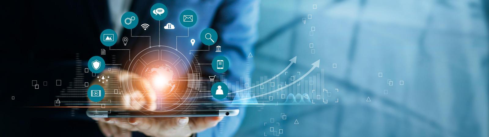 Mann hält Tablet mit Diagrammen