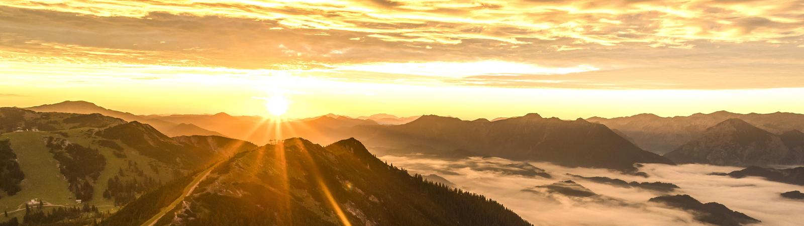 Sonnenaufgang auf dem niederösterreichischen Berg Hochkar mit Aussichtsplattform im Vordergrund